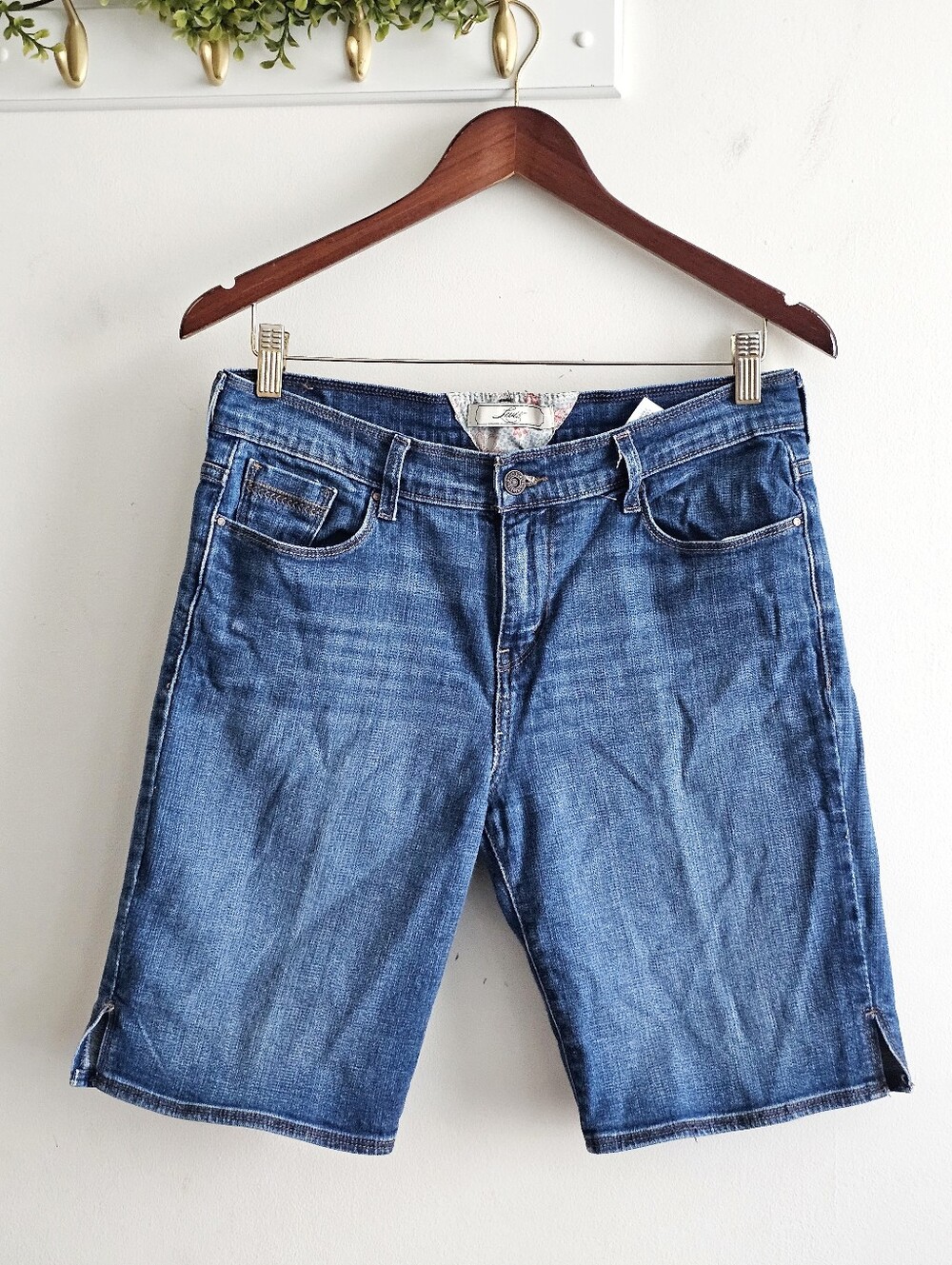Levi’s Women’s Size 8 Denim Bermuda Shorts Blue Floral Waistband Stretch